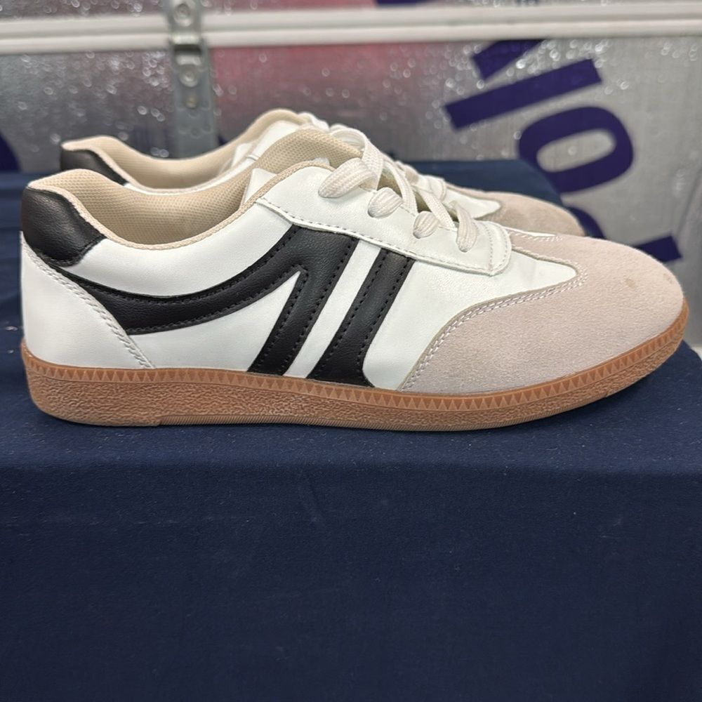 White and Black casual Sneakers- size 8- practically new! Worn once! - Picture 4 of 6